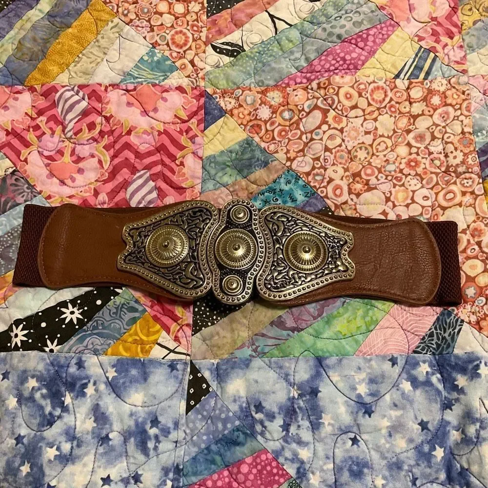 Cool vintage looking metal stretch antique buckle belt, brown and brushed gold